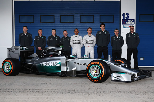 Presentación - Mercedes AMG F1 - W05 - 12 - Equipo 2