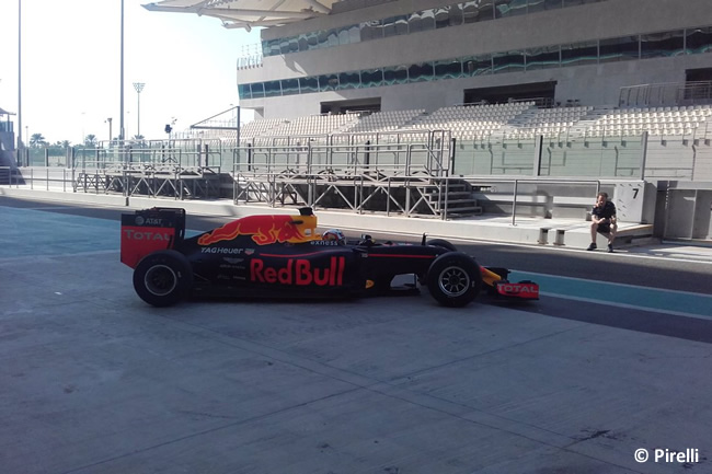 Pirelli - Abu Dhabi 2016 - Test 1 neumáticos - Red Bull Racing 