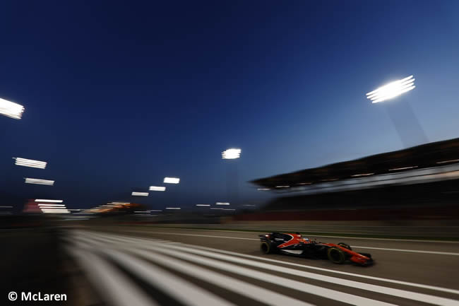 Fernando Alonso - McLaren - Honda - GP Bahréin - 2017 - Viernes