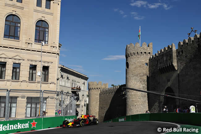 Max Verstappen - Red Bull Racing - Viernes GP Azerbaiyán 2017