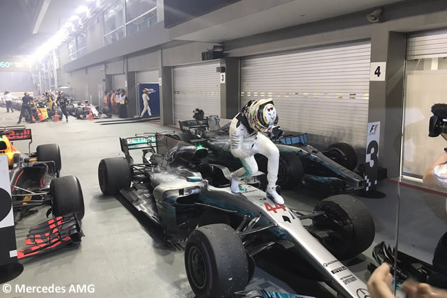 Lewis Hamilton - Mercedes AMG - Victoria - Carrera GP Singapur 2017